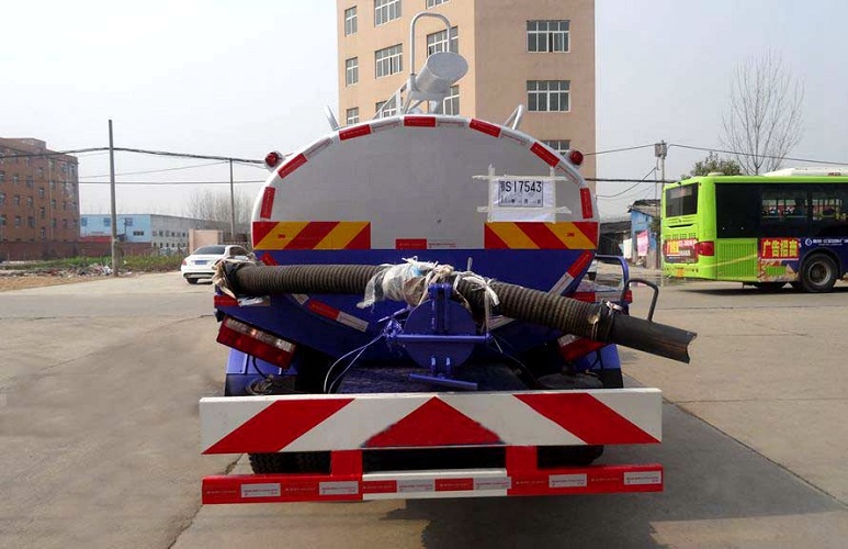 東風(fēng)大多利卡8方吸糞車(chē)圖片