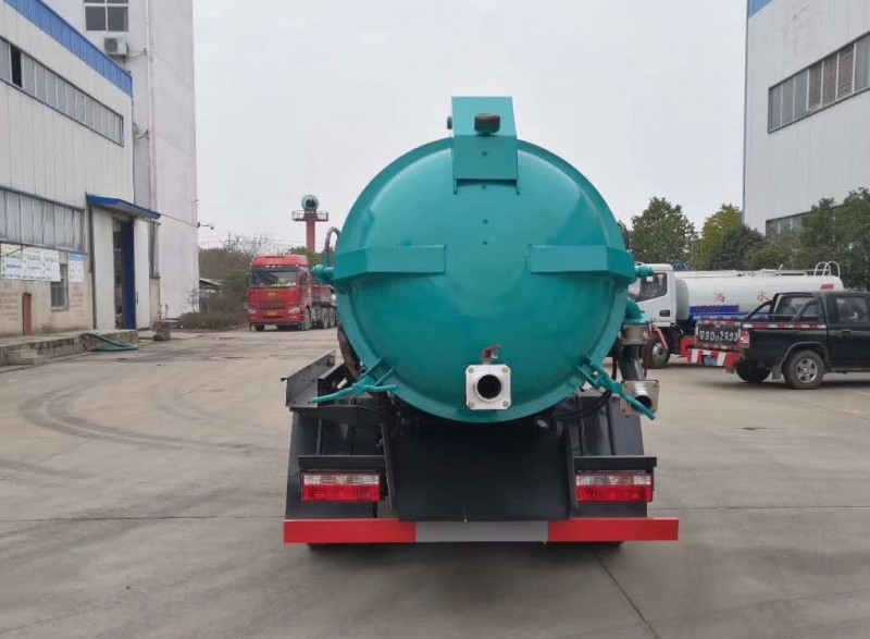 東風多利卡5方吸污車